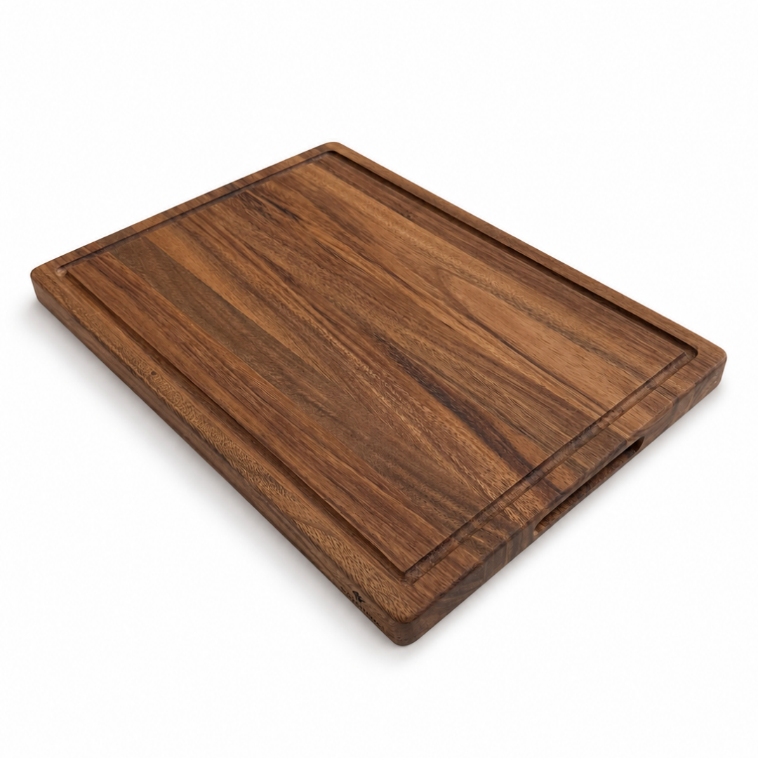 Grootste plank uit de walnoot snijplankenset, 42 bij 30 cm, schuin van voren