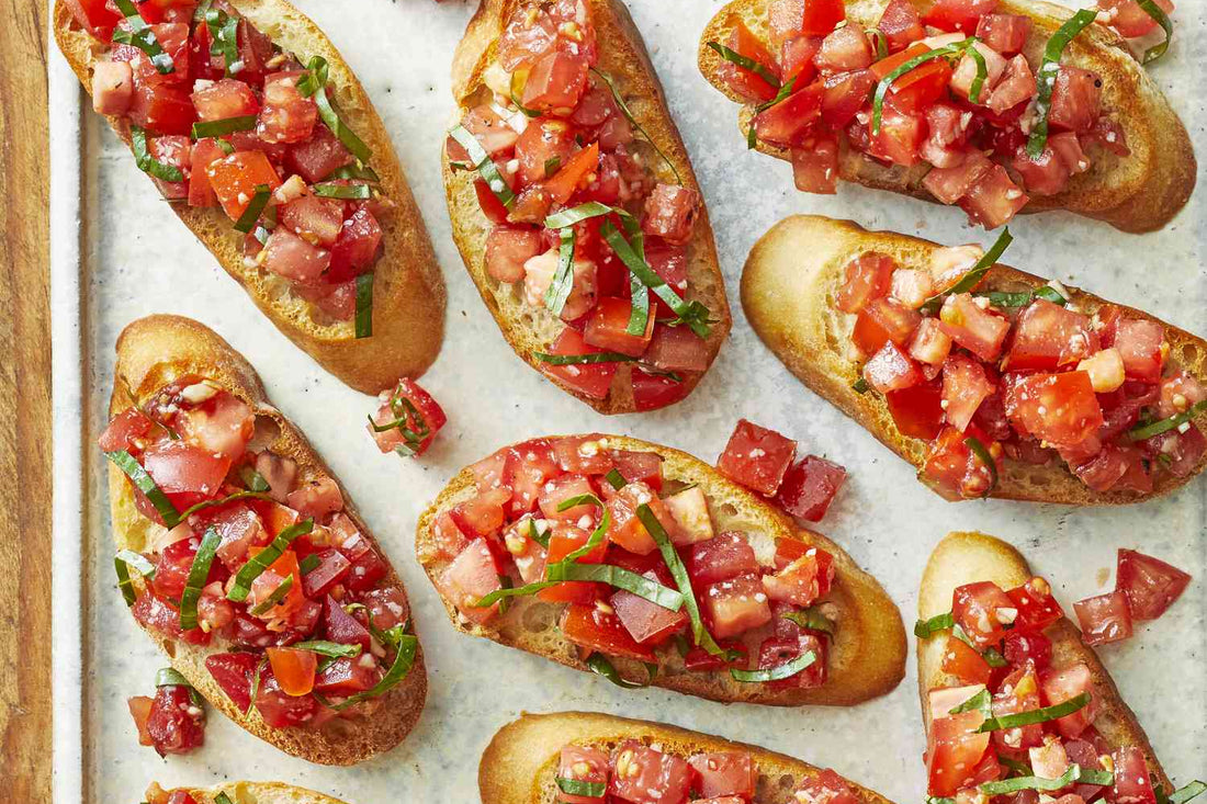 Klassieke bruschetta met tomaat en basilicum op geroosterde stokbroodplakken
