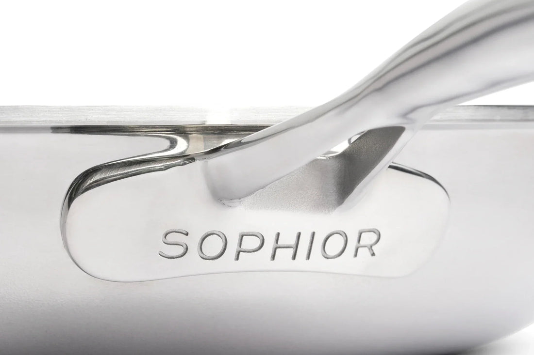 Close-up van zijkant SOPHIOR RVS koekenpan met gegraveerd logo en gepolijste handgreep