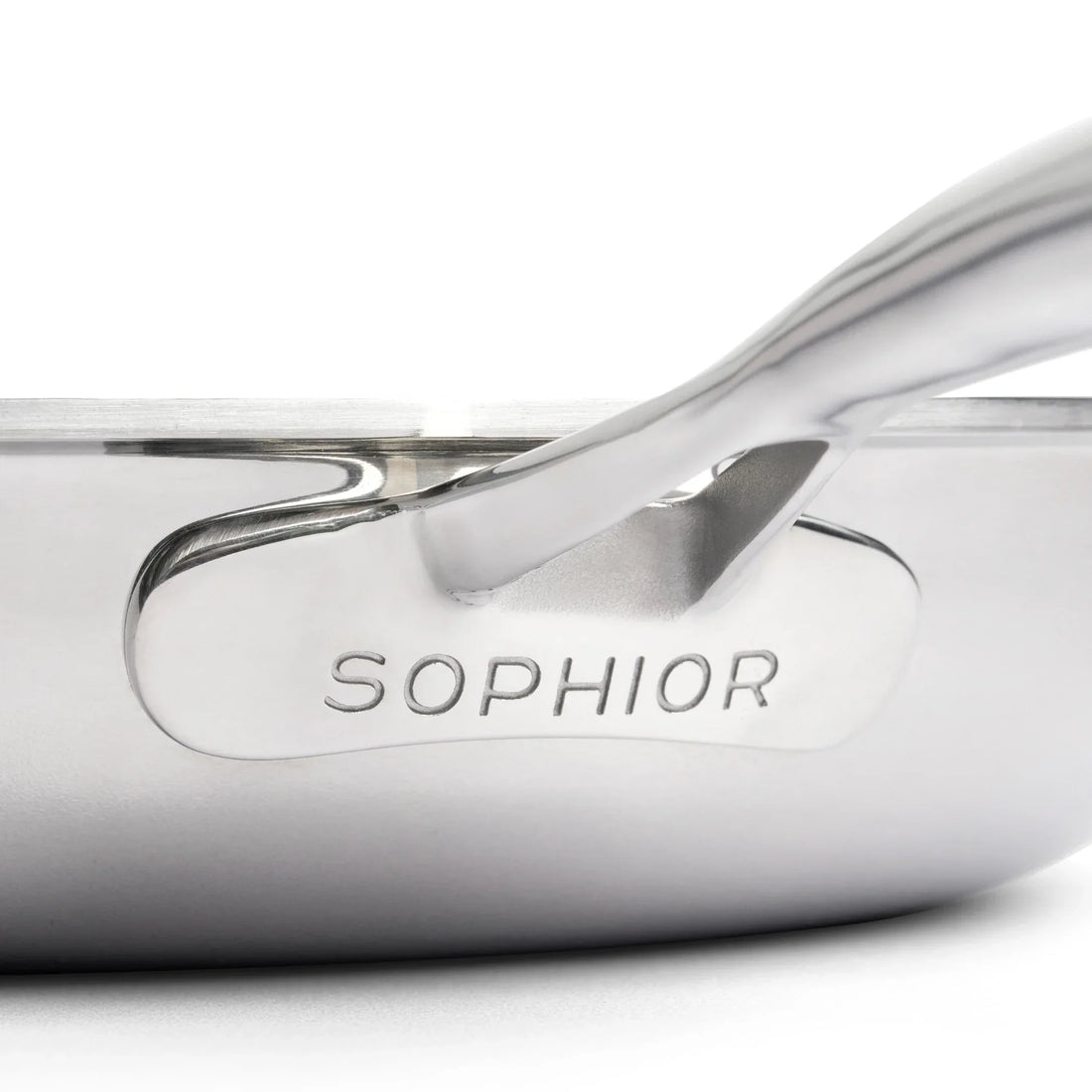 Close-up van zijkant SOPHIOR RVS koekenpan met gegraveerd logo en gepolijste handgreep