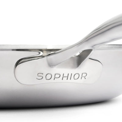 Close-up van zijkant SOPHIOR RVS koekenpan met gegraveerd logo en gepolijste handgreep