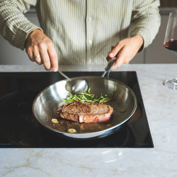Biefstuk bakken in een RVS pan: zo krijg je een perfecte korst