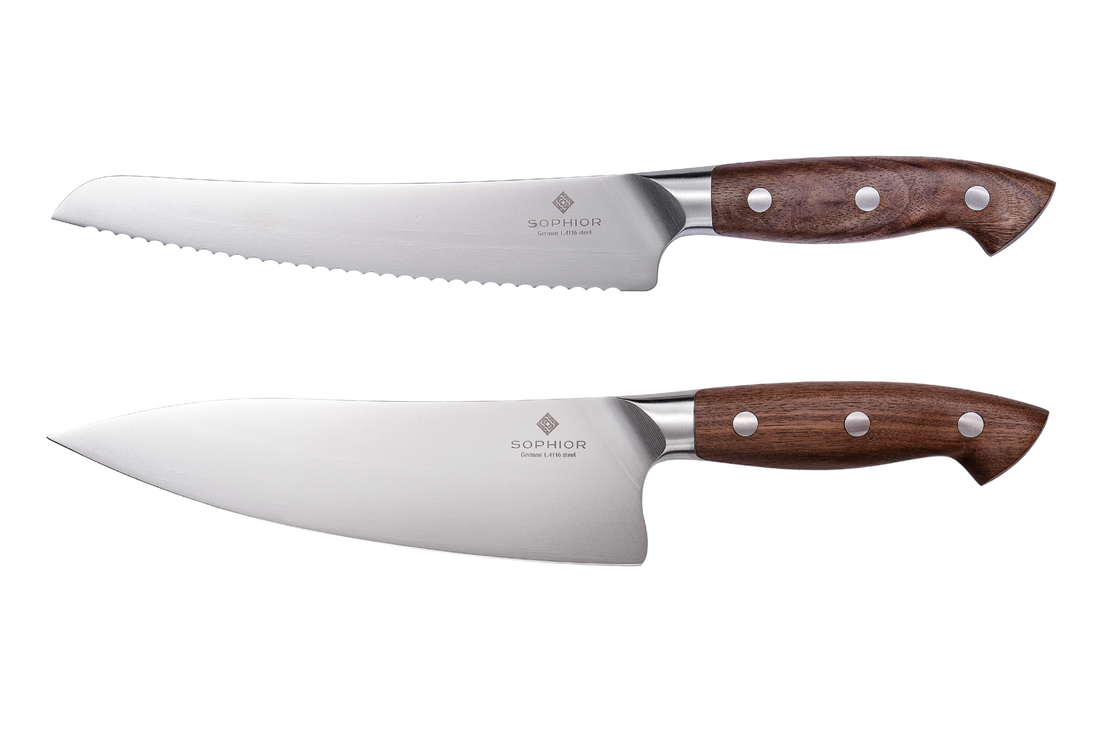 SOPHIOR koksmes 21 cm en broodmes 22 cm met walnoothouten handvat op witte achtergrond