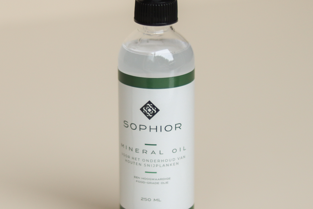 SOPHIOR fles minerale olie 250 ml voor onderhoud van houten snijplanken op zandkleurige achtergrond