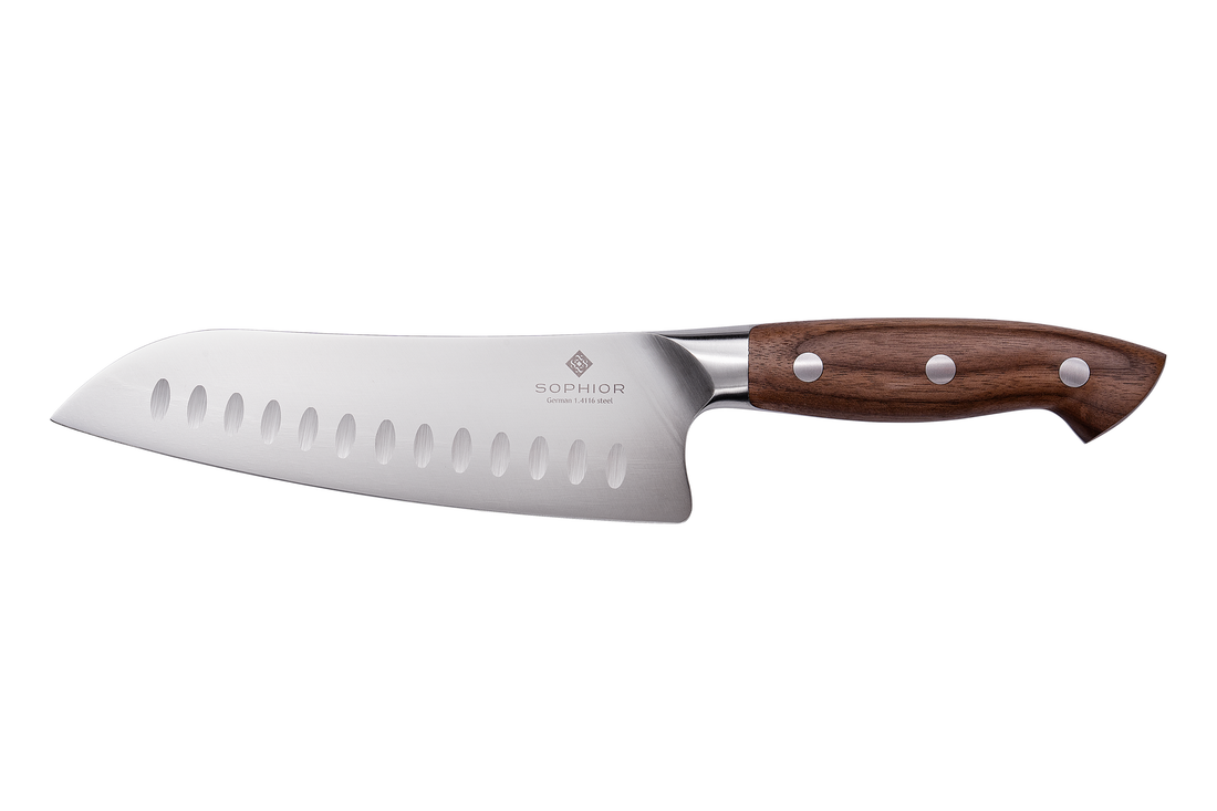 SOPHIOR santokumes 19 cm met holle slijping en walnoothouten handvat op witte achtergrond
