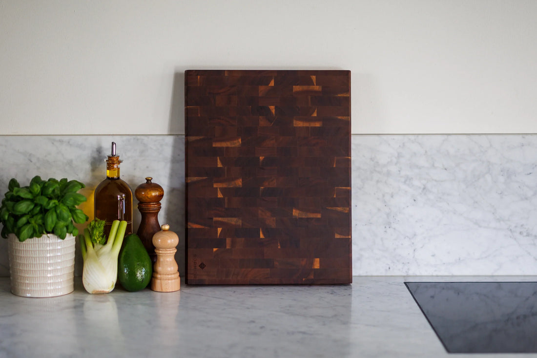 Houten snijplank van acacia kopshout, 45 bij 35 cm, in een keukensetting