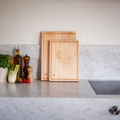 Snijplankenset van esdoorn in twee maten op een werkblad in de keuken