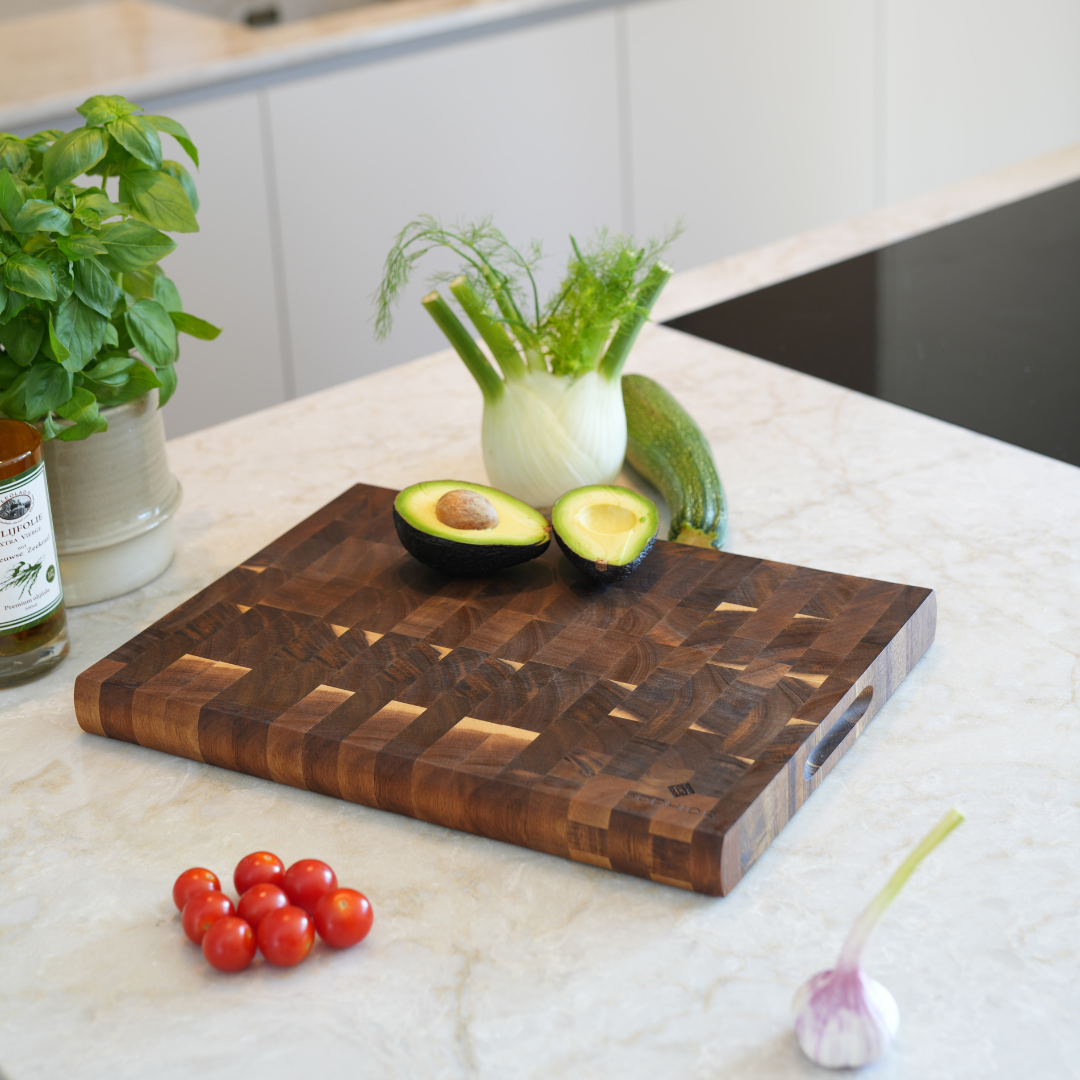 SOPHIOR snijplanken deals met walnoot snijplank, avocado en venkel op marmeren werkblad