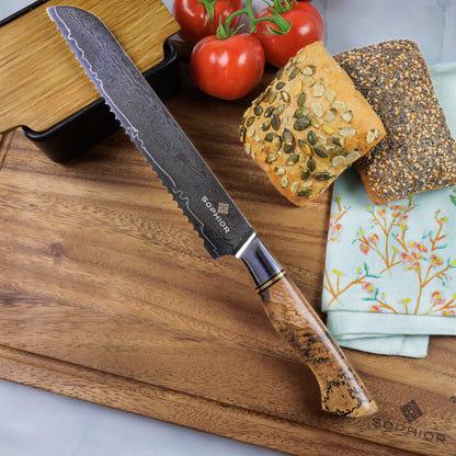 SOPHIOR Broodmes Elegance Collection op snijplank met tomaten en pompoenpittenbrood