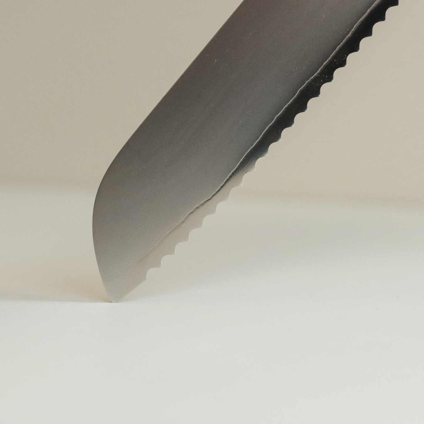 SOPHIOR Broodmes Classic Heritage close-up van de gekartelde mespunt