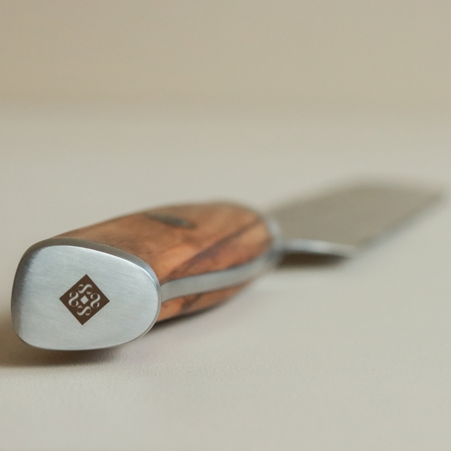 SOPHIOR Broodmes - Performance Collection detail van houten handvat met logo op pommel