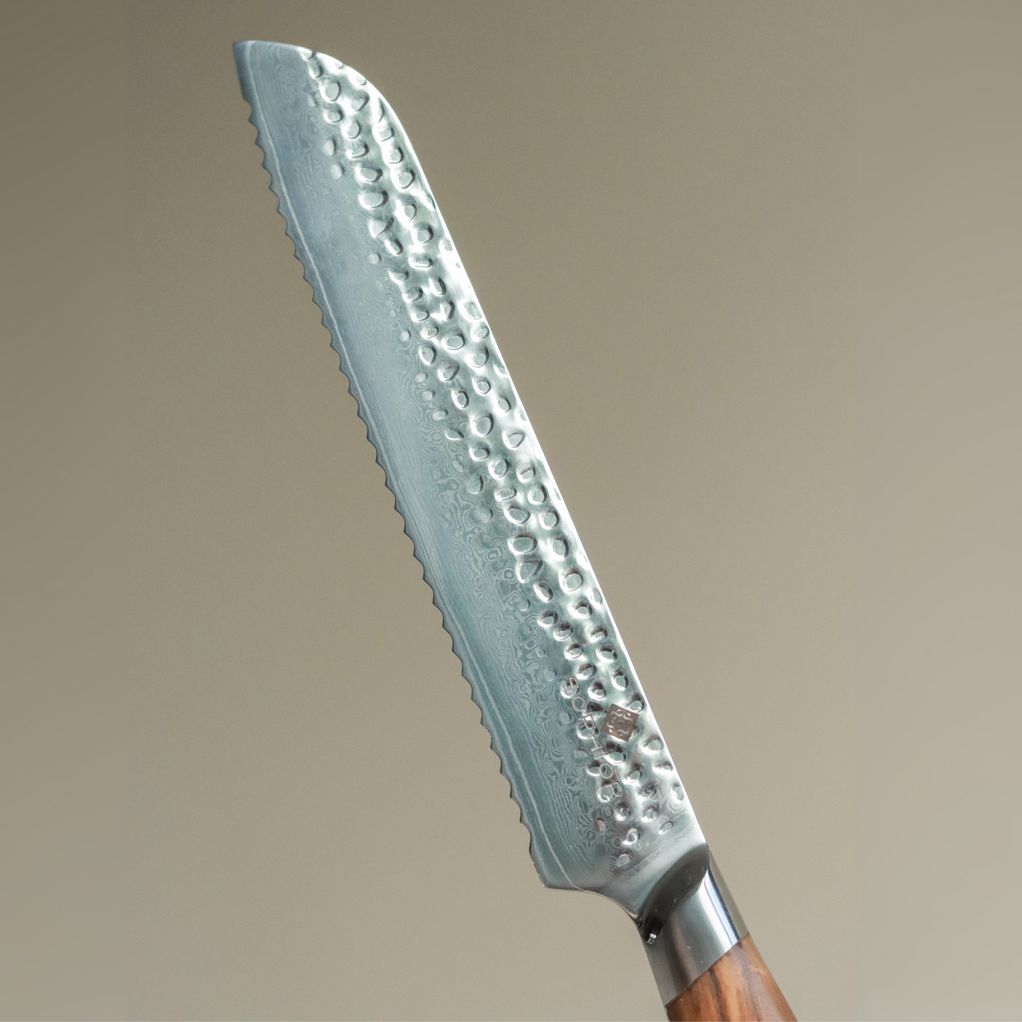SOPHIOR Broodmes - Performance Collection close-up van gehamerd damaststaal lemmet