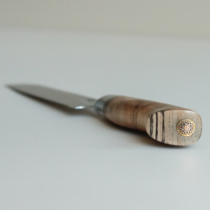 SOPHIOR Broodmes Elegance Collection close-up van lichthouten handvat met logo-medaillon