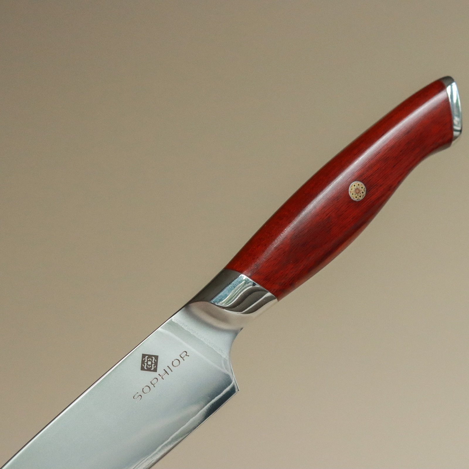 SOPHIOR Universeelmes Classic Heritage close-up van rood houten handvat