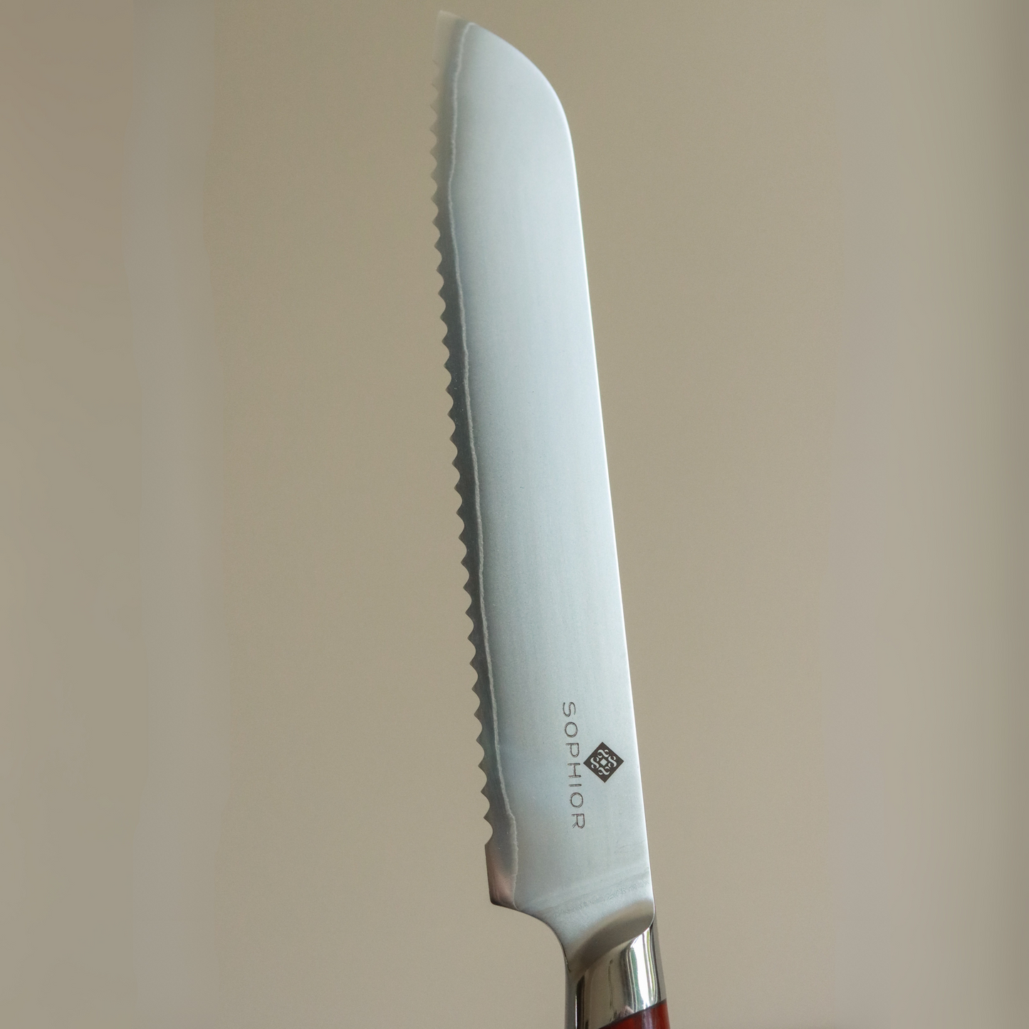 SOPHIOR Broodmes Classic Heritage close-up van het gekartelde lemmet met logo