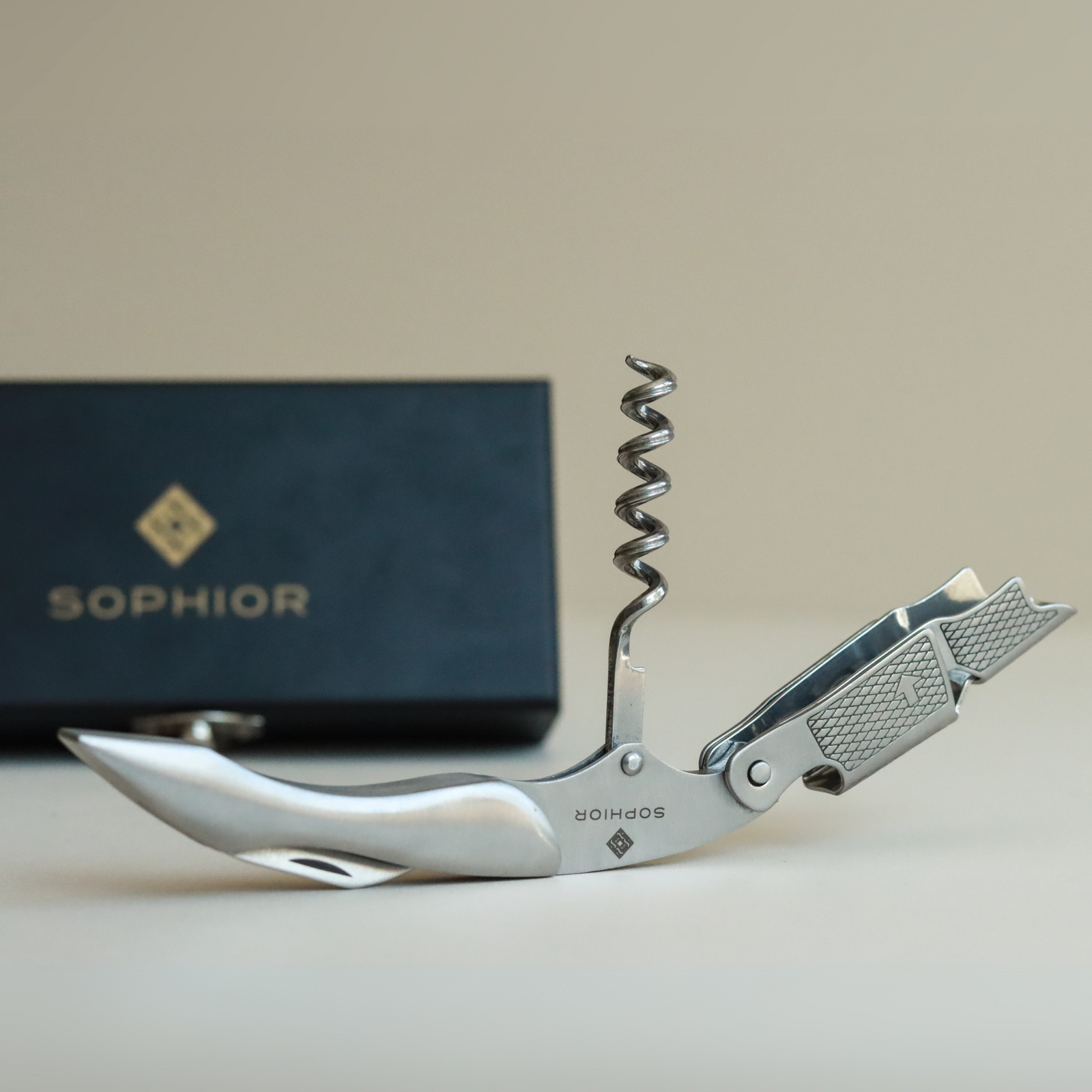 SOPHIOR Kelnersmes - RVS uitgeklapt met kurkentrekker voor zwarte logo geschenkdoos