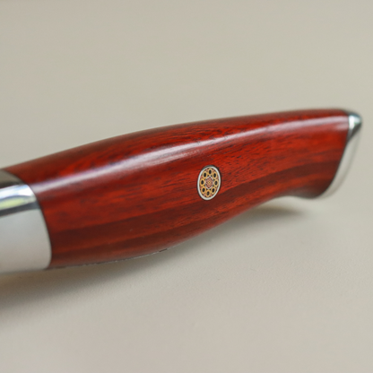 SOPHIOR Broodmes Classic Heritage detailfoto van rozenhouten handvat met logo-medaillon