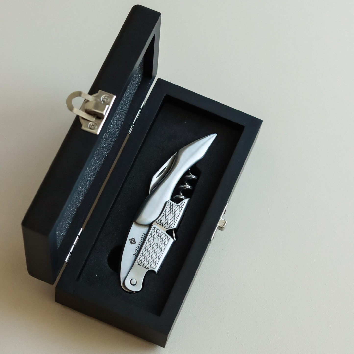SOPHIOR Kelnersmes - RVS dichtgeklapt in geopende zwarte luxe geschenkdoos