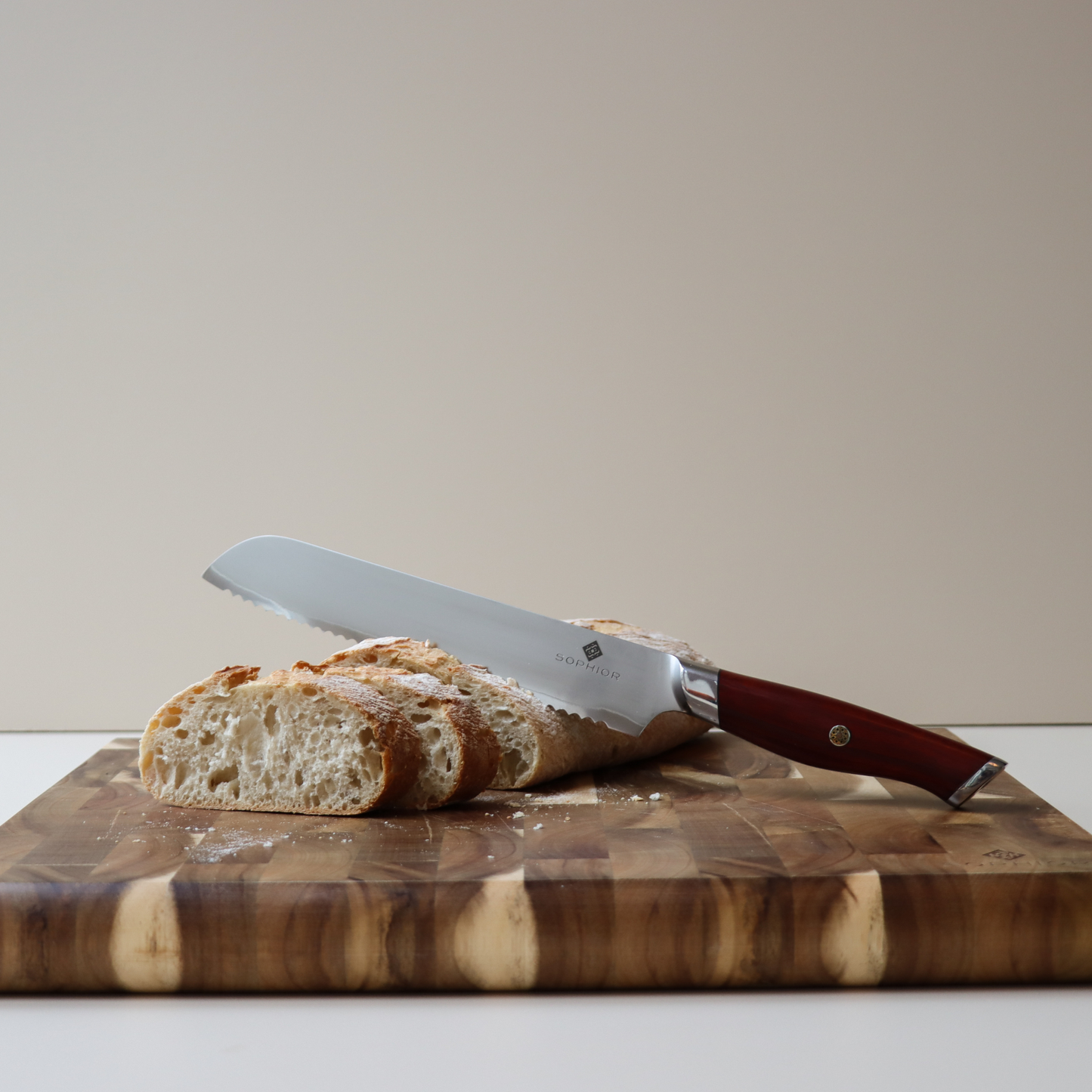 SOPHIOR Broodmes Classic Heritage liggend op snijplank met gesneden stokbrood
