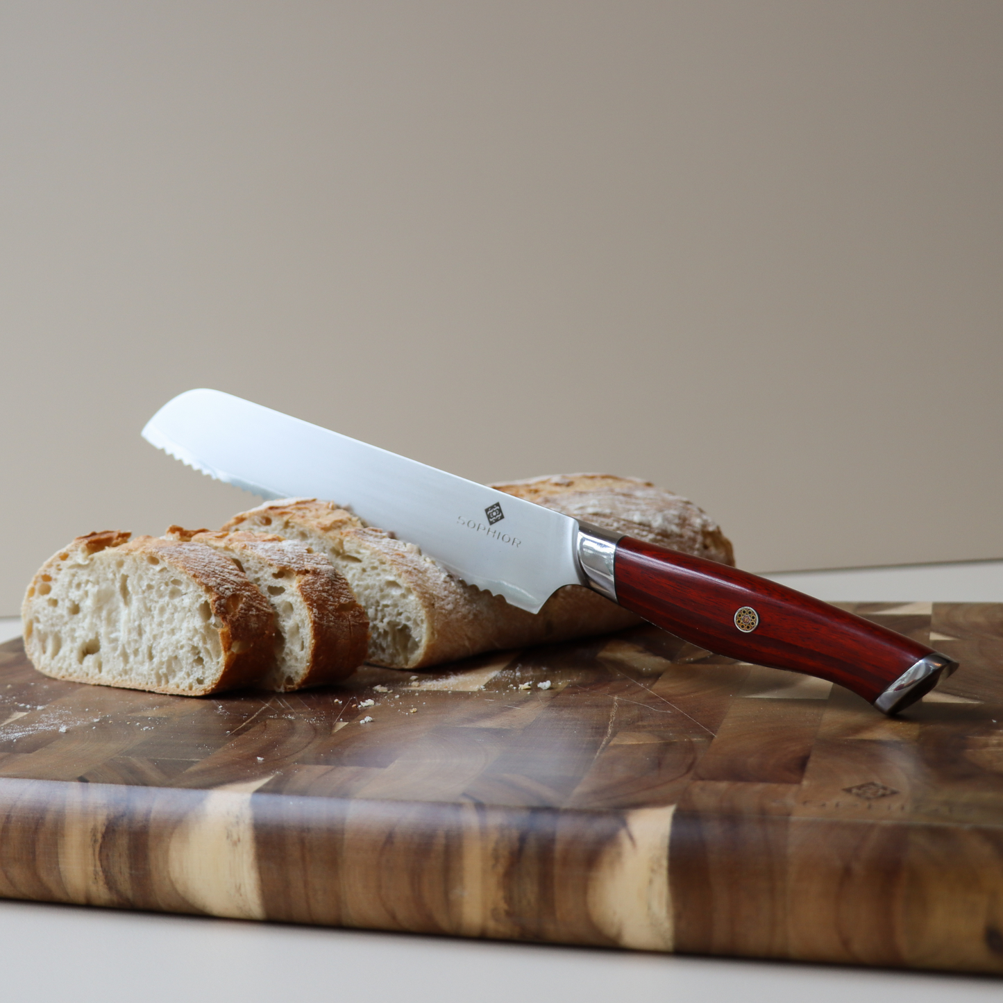 SOPHIOR Broodmes Classic Heritage op acacia snijplank naast versgesneden stokbrood
