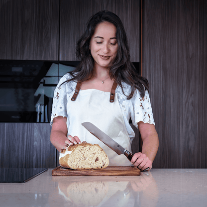 SOPHIOR Broodmes Classic Heritage tijdens het snijden van zelfgebakken brood in keuken