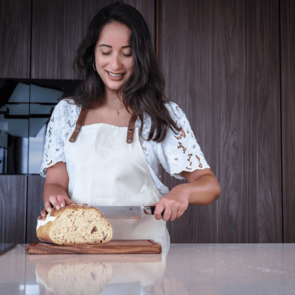 SOPHIOR Broodmes Classic Heritage in gebruik bij het aansnijden van versgebakken brood