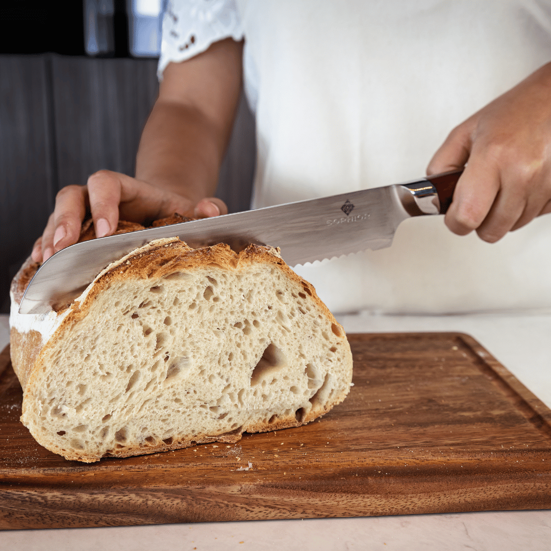 SOPHIOR Broodmes Classic Heritage tijdens het doorsnijden van een ronde boerenbrood