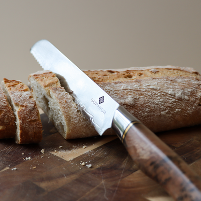 SOPHIOR Broodmes Elegance Collection naast versgesneden plakken brood op snijplank