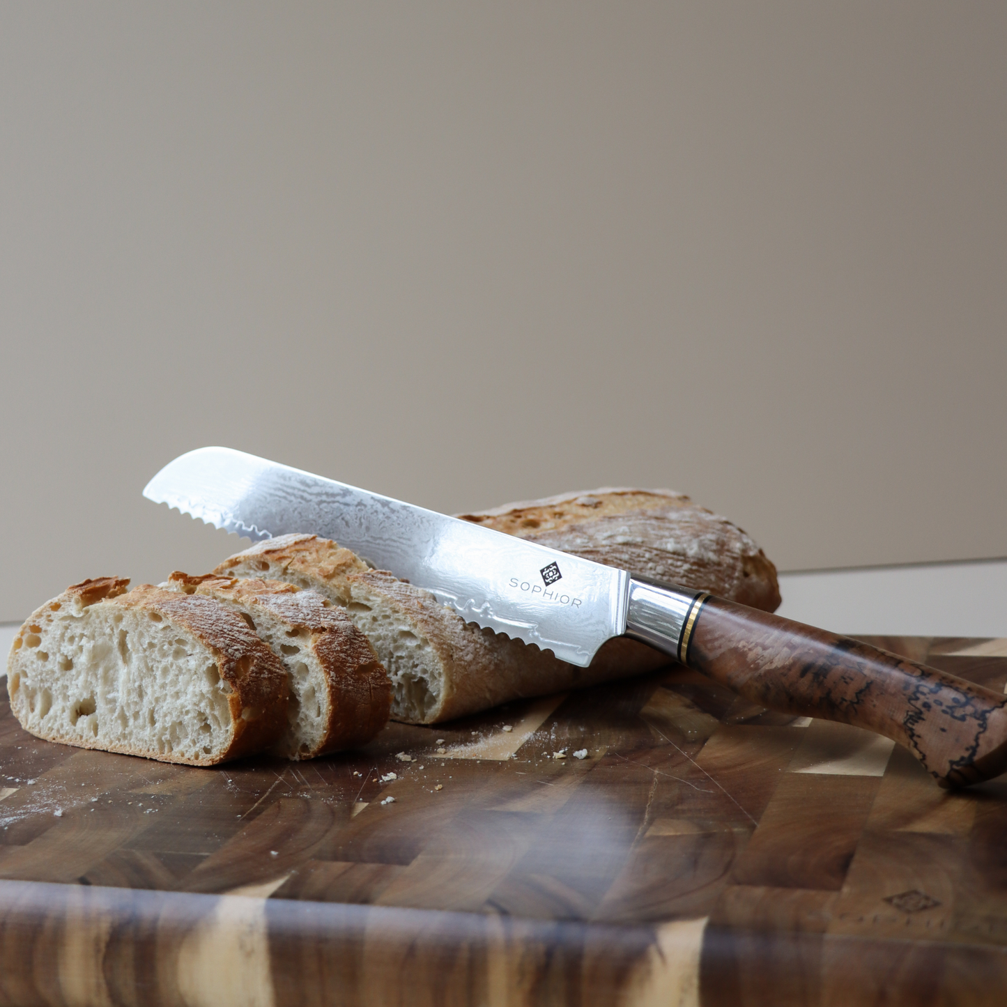 SOPHIOR Broodmes Elegance Collection liggend op acacia snijplank met stokbrood