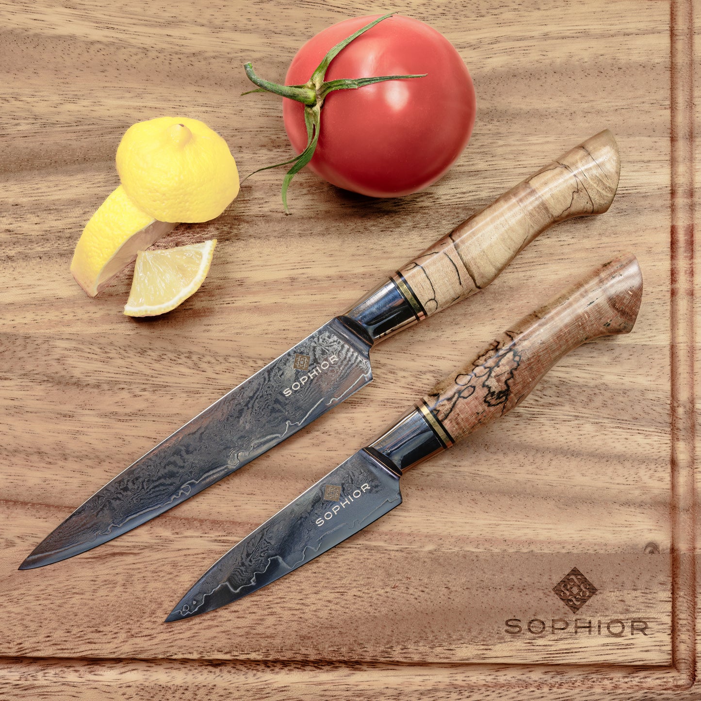SOPHIOR Schilmes - Elegance Collection samen met universeel mes op walnoot snijplank met tomaat en citroen