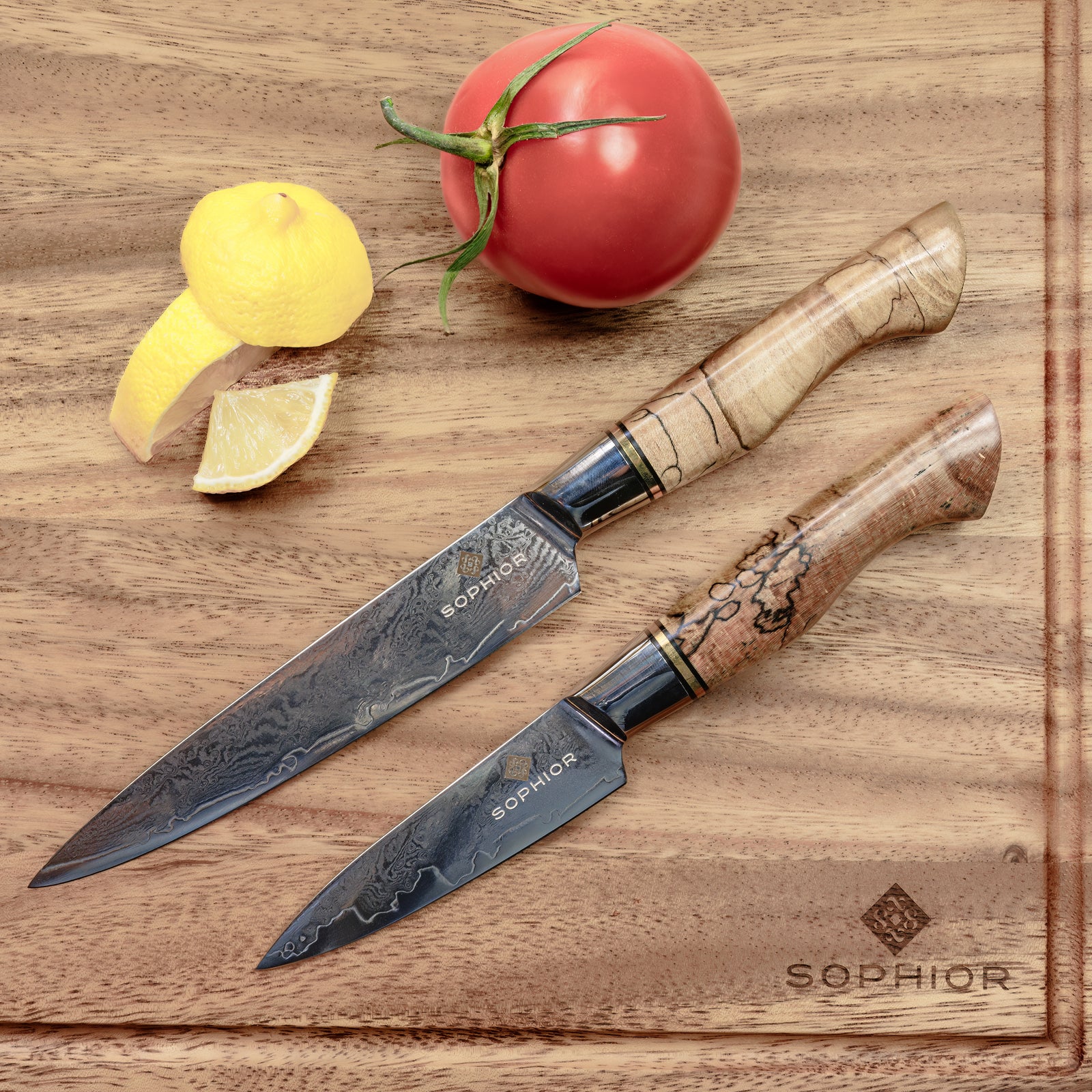 SOPHIOR Schilmes - Elegance Collection samen met universeel mes op walnoot snijplank met tomaat en citroen