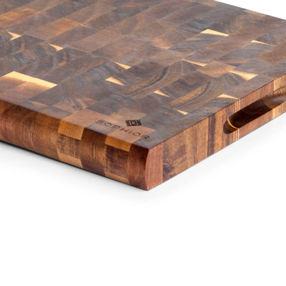 Houten Snijplank Acacia Kopshout 40x30x3,5 cm close-up van hoek met SOPHIOR logo