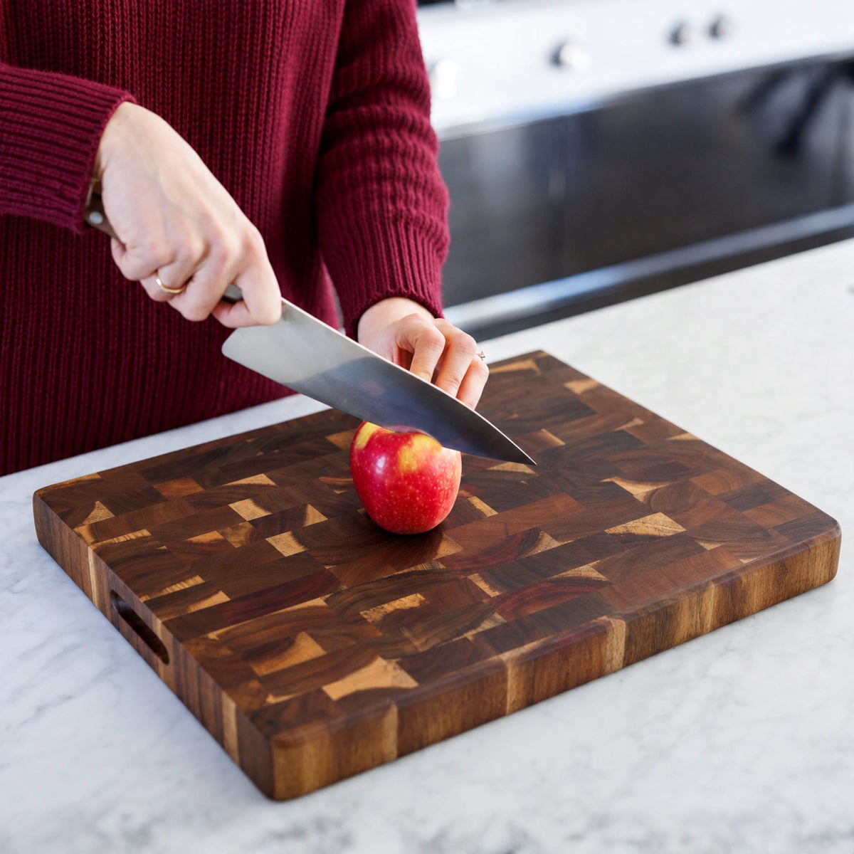 Houten Snijplank Acacia Kopshout - 45×35×4 cm - in gebruik close-up