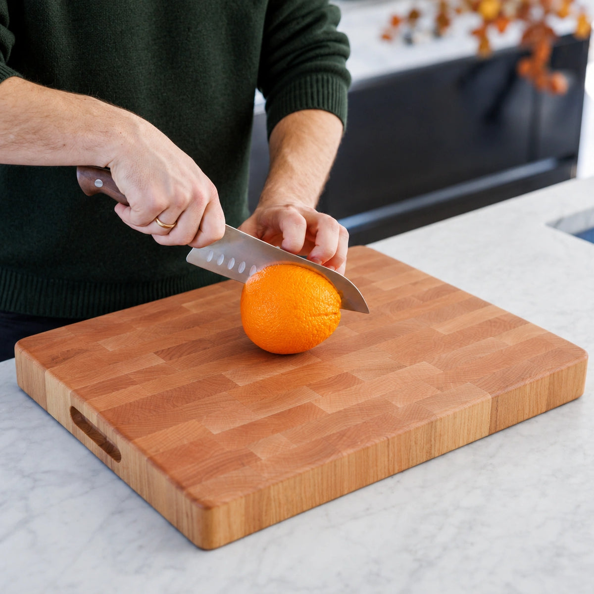 Houten Snijplank Esdoorn Kopshout - 45×35×4 cm - in gebruik close-up