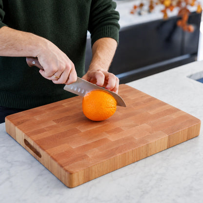 Houten Snijplank Esdoorn Kopshout - 45×35×4 cm - in gebruik close-up