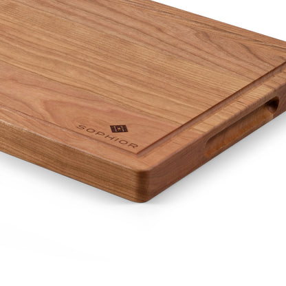 Houten Snijplank Kersen – 35×25×2,5 cm close-up van zijkant met sapgootje en handgreep