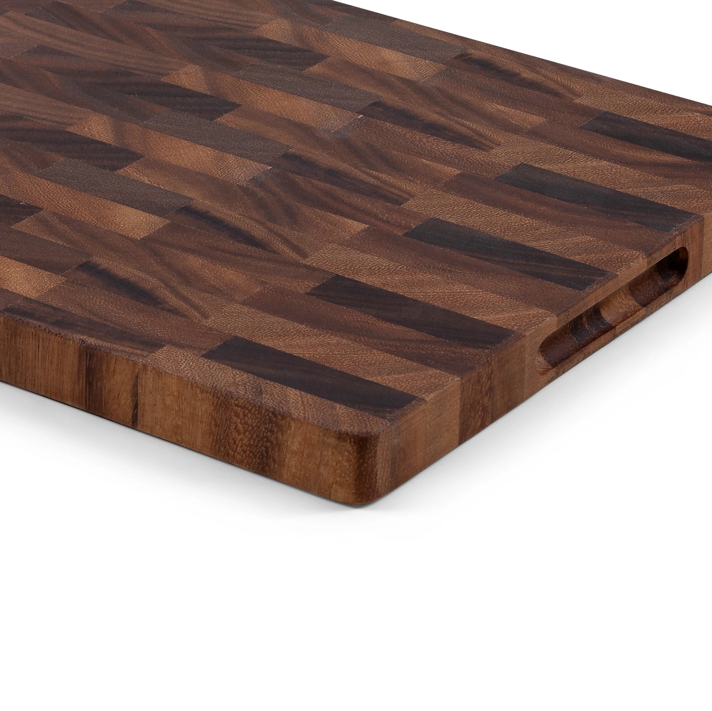Houten Snijplank Walnoot Kopshout – 42×30×2,5 cm close-up van zijkant en handgreep