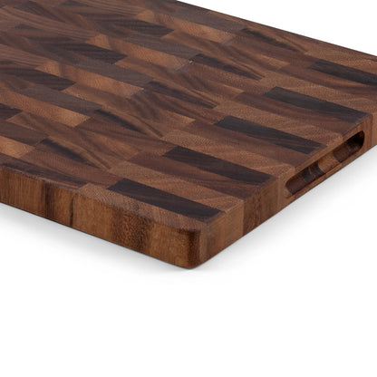 Houten Snijplank Walnoot Kopshout – 42×30×2,5 cm close-up van zijkant en handgreep