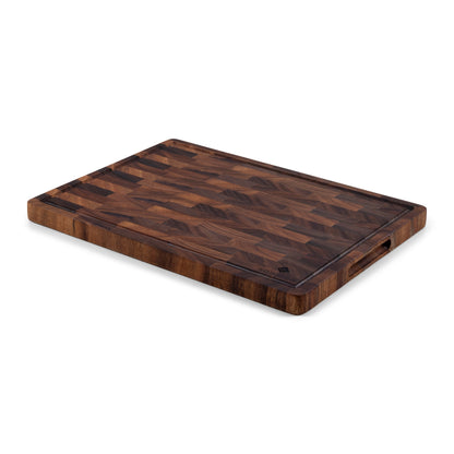 Houten Snijplank Walnoot Kopshout – 42×30×2,5 cm vanuit hoek met handgreep zichtbaar
