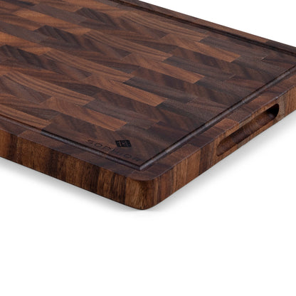 Houten Snijplank Walnoot Kopshout – 42×30×2,5 cm close-up van kopshout-patroon en SOPHIOR-logo