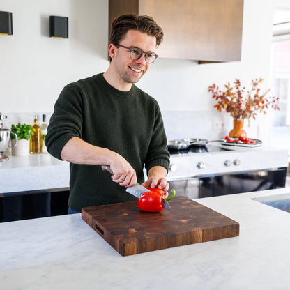 Houten Snijplank Zwart Walnoot Kopshout - 50×40×4,5 cm - in gebruik in keuken
