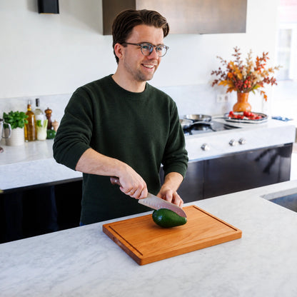 Houten Snijplankenset Kersen - 2 Planken - in gebruik in keuken 42×30