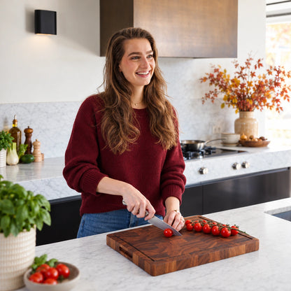 Houten Snijplankenset Walnoot Kopshout - 2 Planken - in gebruik in keuken 42×30