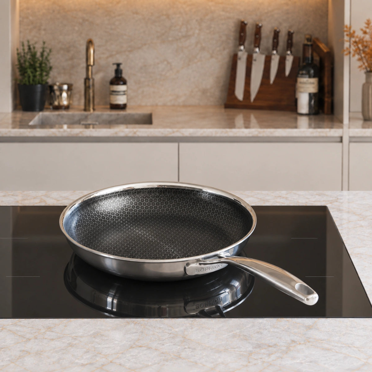 Hybride Koekenpan Ø28 cm op de kookplaat in de keuken