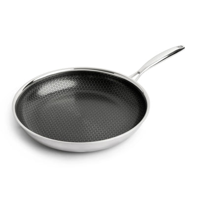 Hybride Koekenpan Ø28 cm, PFAS-vrij, schuin van bovenaf met RVS-honingraat