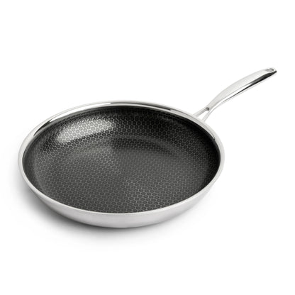 Hybride Koekenpan Ø28 cm, PFAS-vrij, schuin van bovenaf met RVS-honingraat