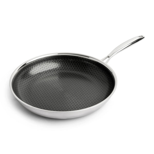 Hybride Koekenpan Ø28 cm, PFAS-vrij, schuin van bovenaf met RVS-honingraat
