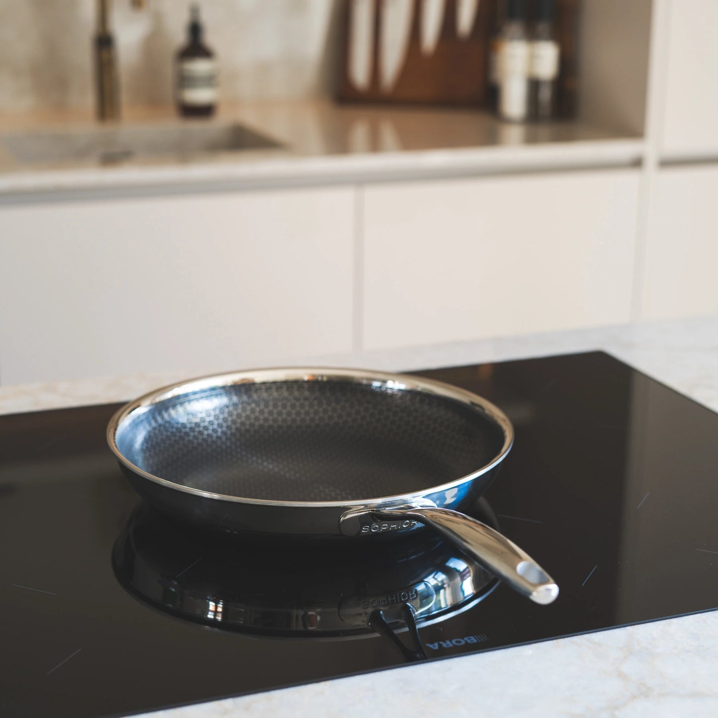 Hybride Koekenpan 28cm PFAS-vrij zijaanzicht op inductiekookplaat in keuken