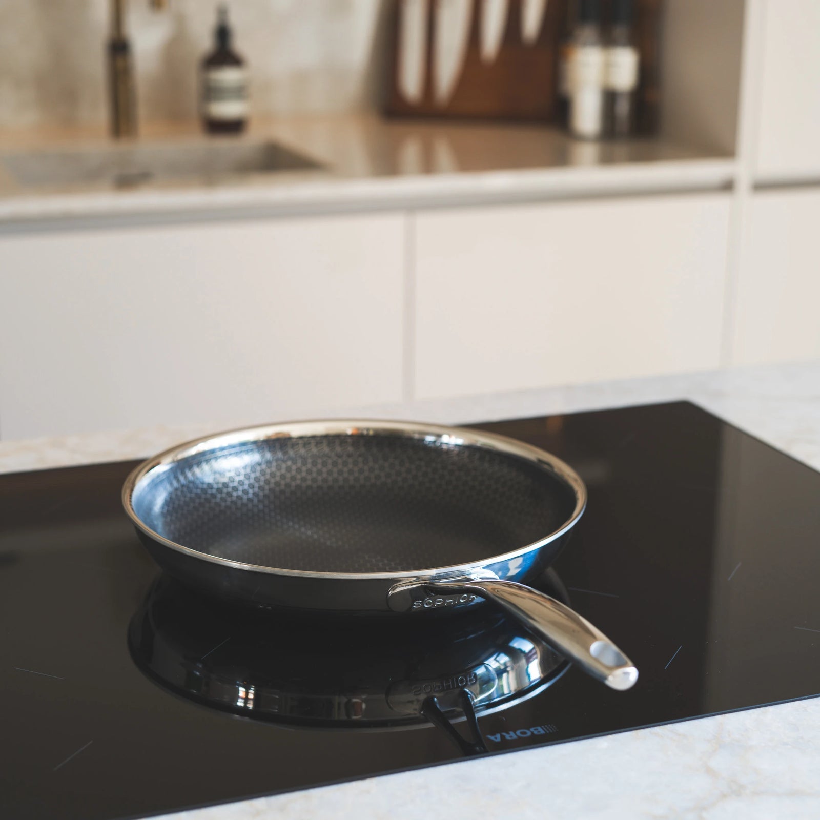 Hybride Koekenpan 28cm PFAS-vrij zijaanzicht op inductiekookplaat in keuken