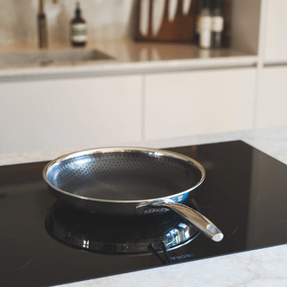 Hybride Koekenpan 28cm PFAS-vrij zijaanzicht op inductiekookplaat in keuken